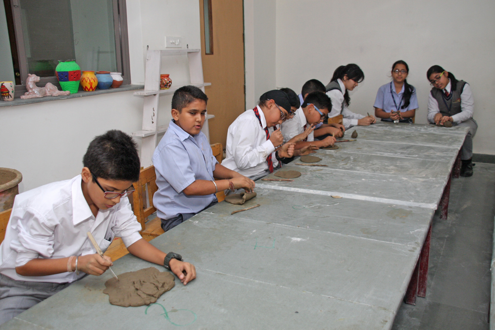 Students learning claymodelling in school premises
