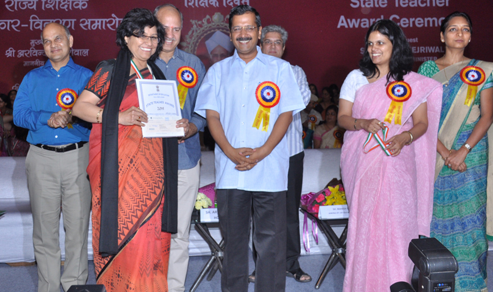Ameeta Mohan being facilitated by Delhi CM Arvind Kejriwal